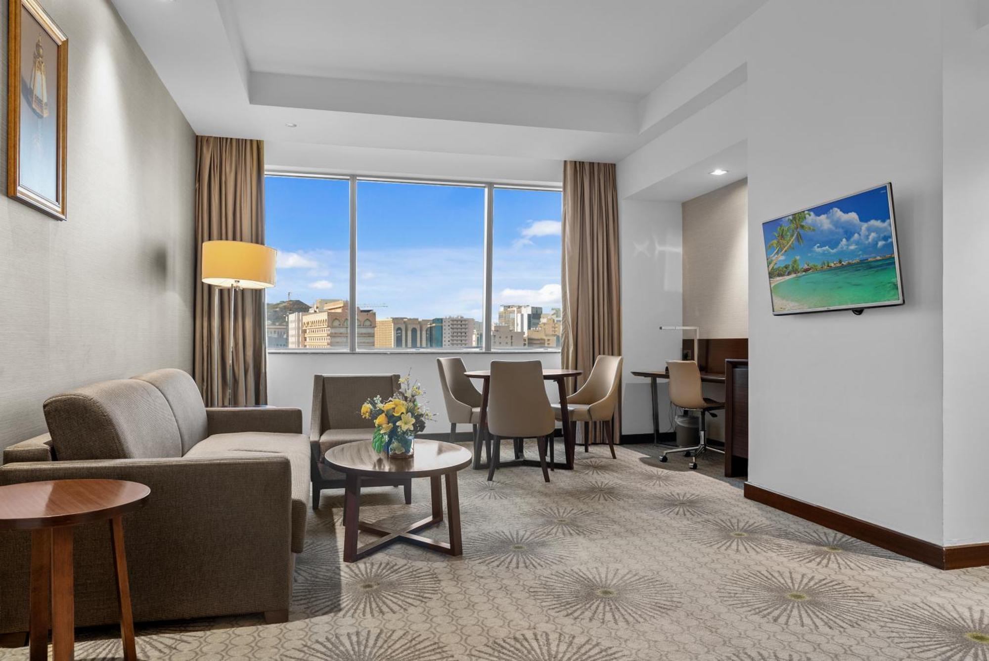 Holiday Suites Al Azizia Mecca Exterior photo A room at the hotel