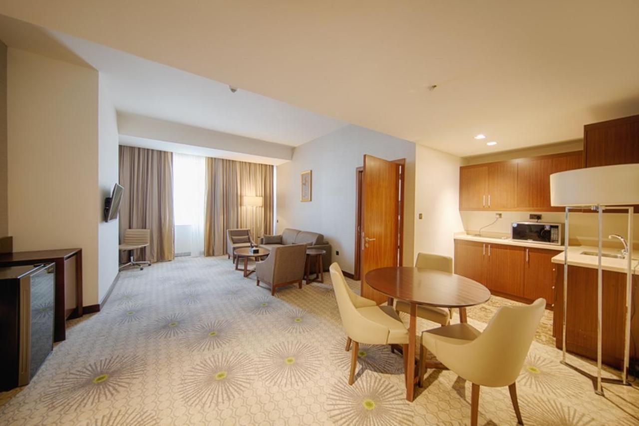 Holiday Suites Al Azizia Mecca Exterior photo A room at the hotel