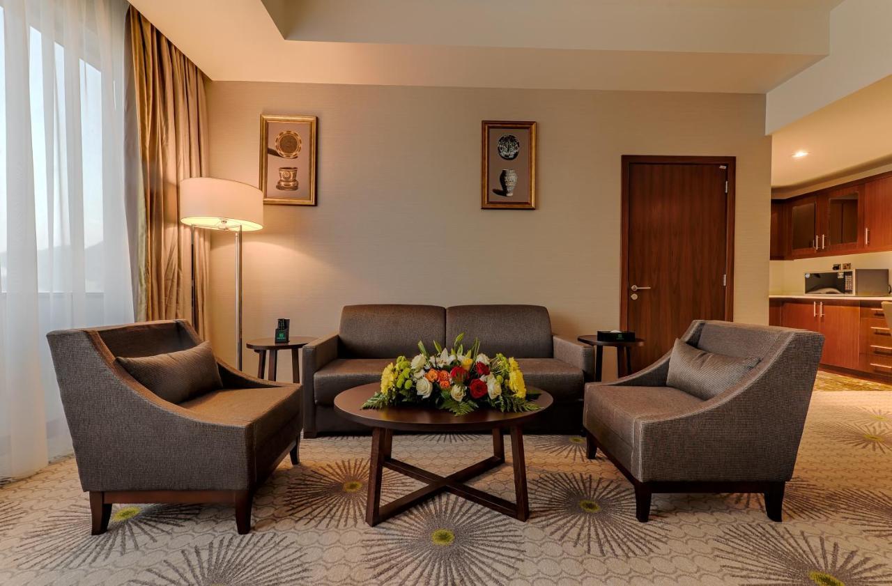 Holiday Suites Al Azizia Mecca Exterior photo A living room in a hotel