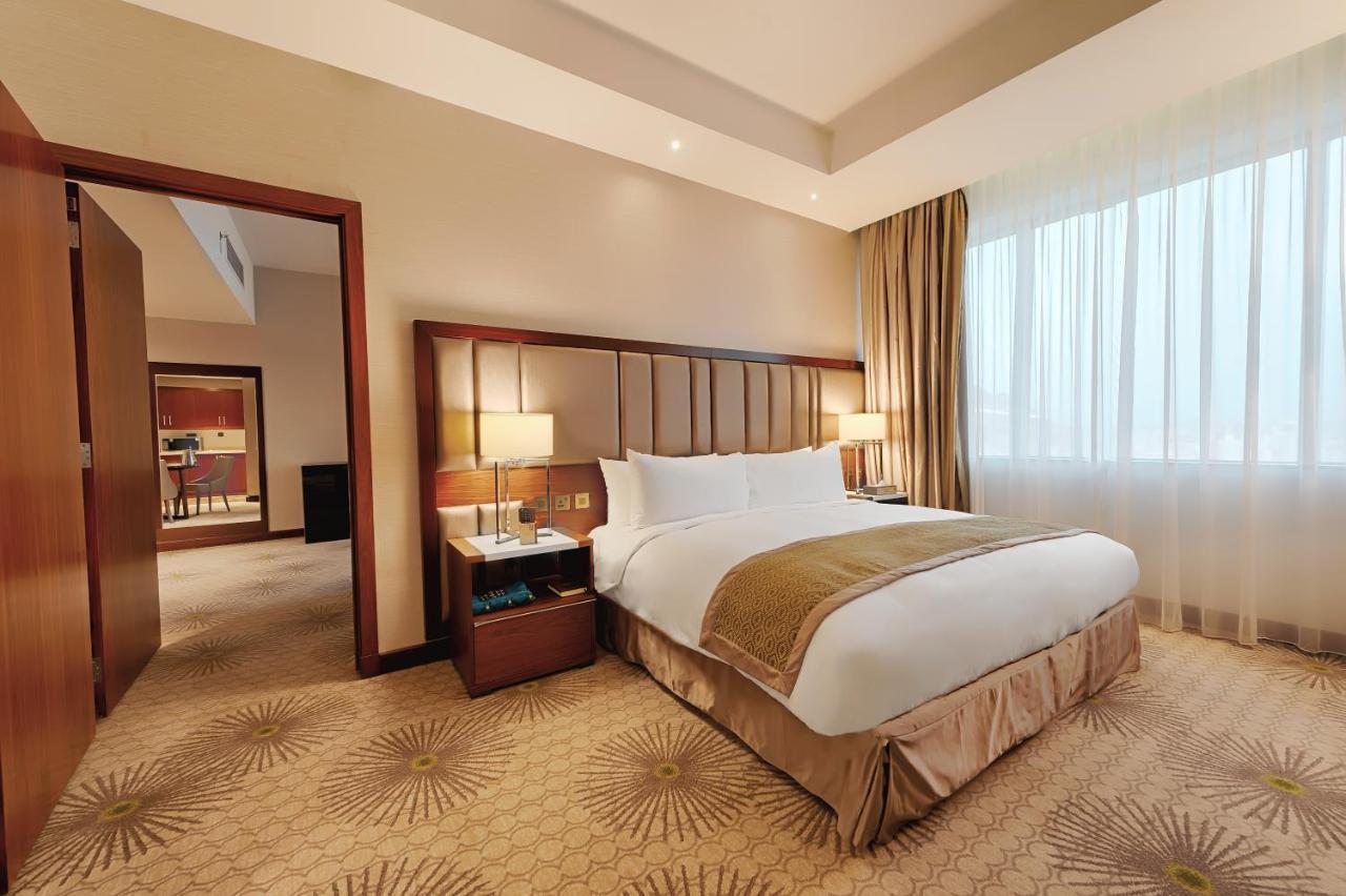 Holiday Suites Al Azizia Mecca Exterior photo A room at the hotel